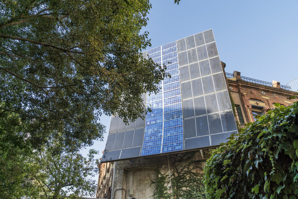 Panells solars a la façana de la Fàbrica del Sol de Barcelona.