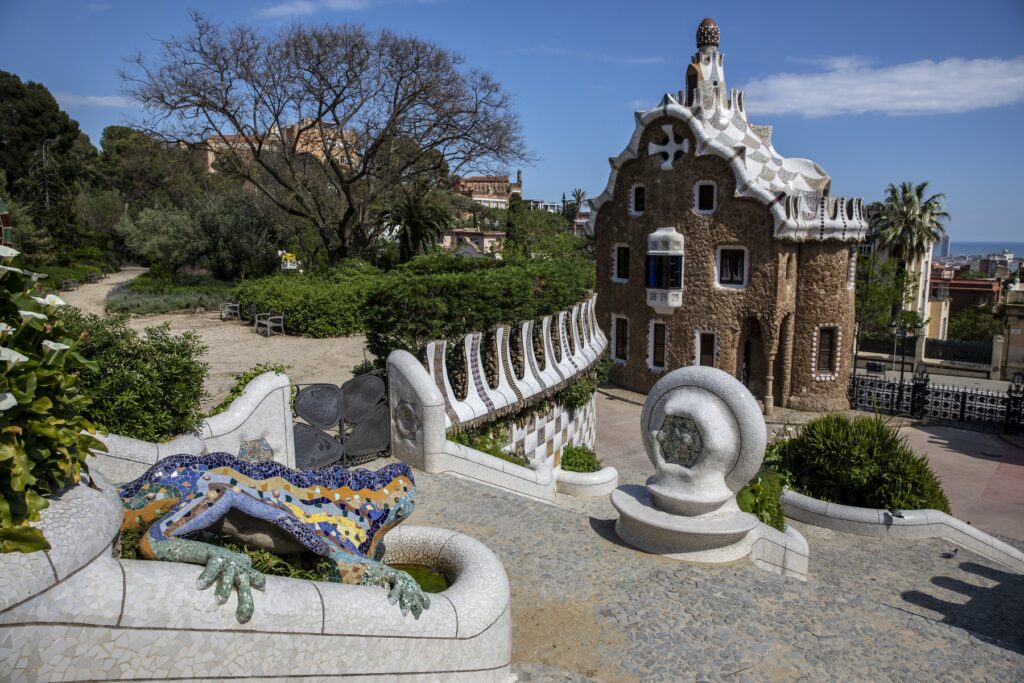 Vista general de l'entrada del Park Güell, amb el drac en primer terme.