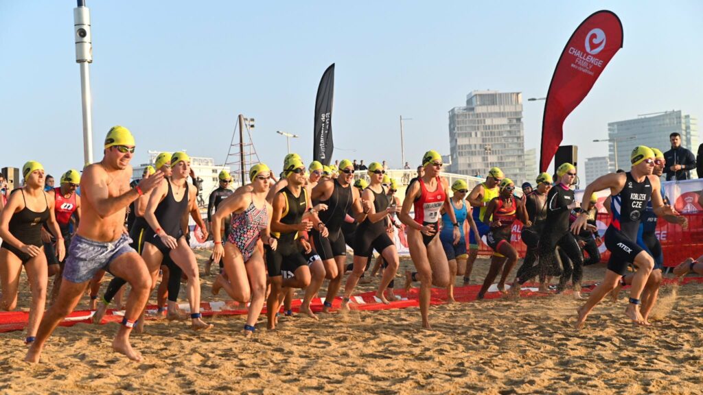 Un grup de nedadors prenen la sortida a la triatló de Barcelona de 2023.